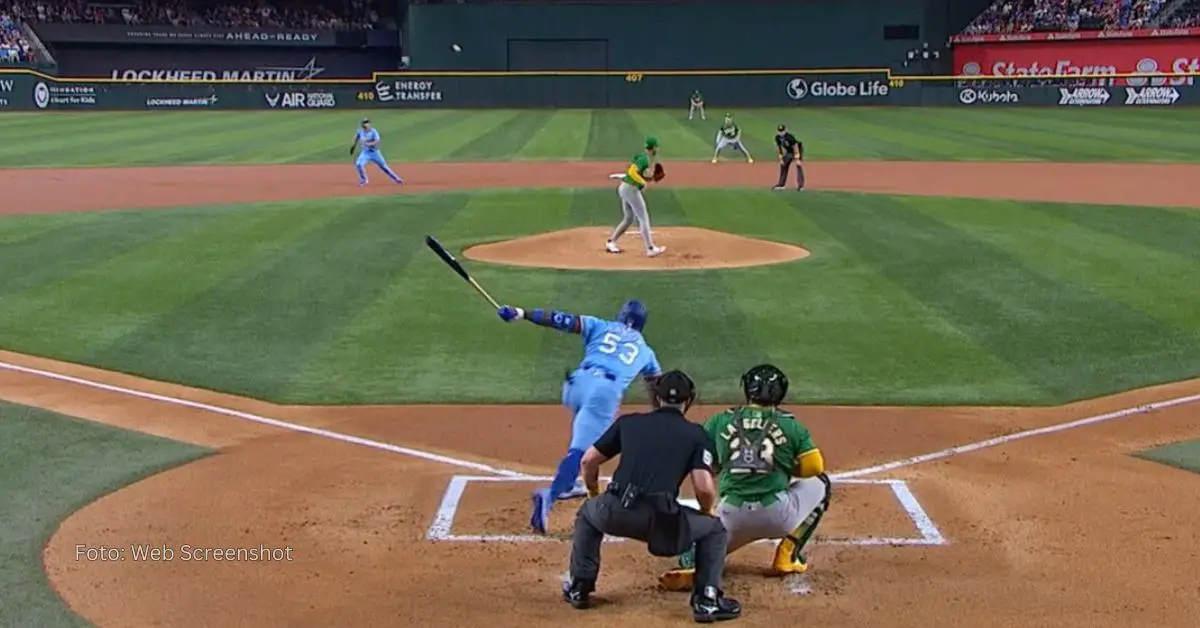 Adolis García bateando con Texas Rangers