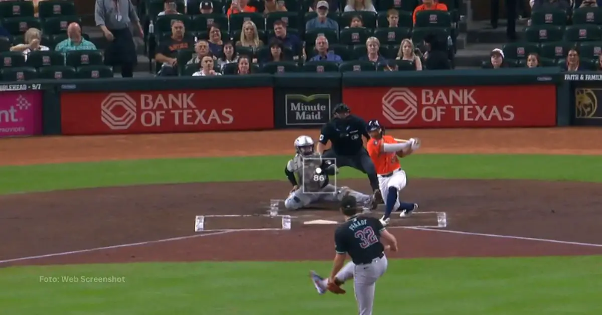 José Altuve dando el batazo en Houston