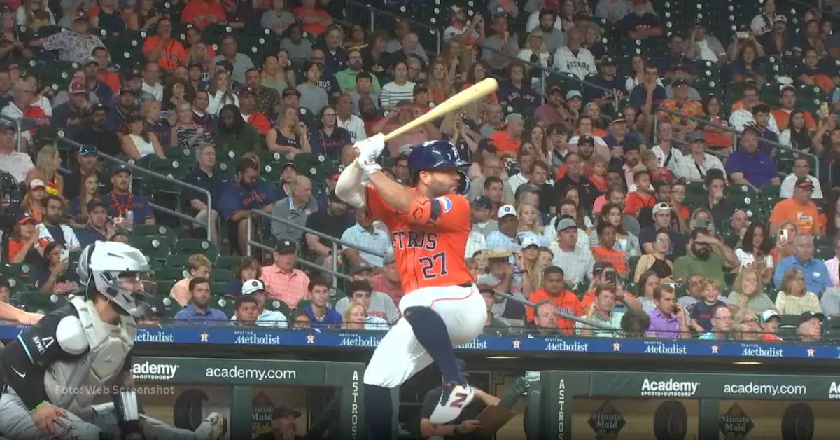 José Altuve dando el batazo en Houston