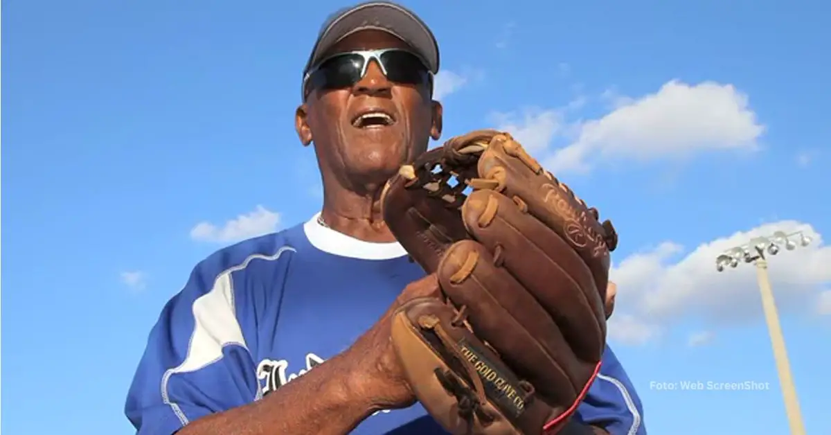 Miguel Antonio Gonzáles posando con un guante de beisbol