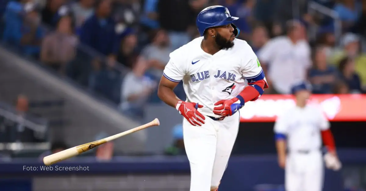 Vladimir Guerrero Jr. apreciando su jonrón en Toronto.