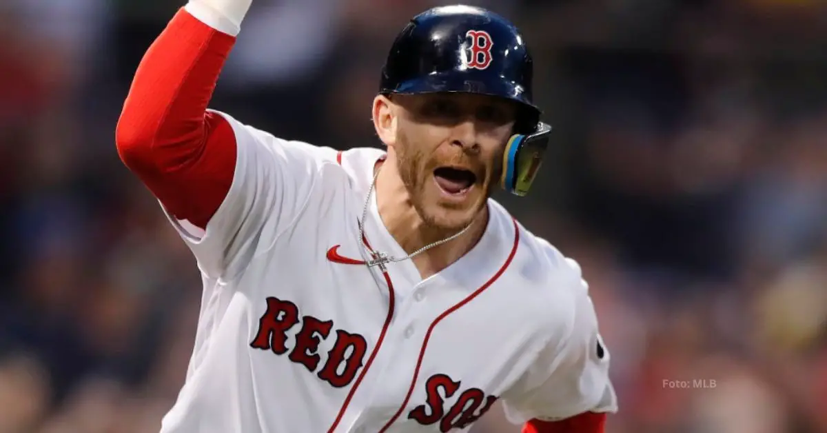 Trevor Story gritando tras dar un batazo con Boston Red Sox