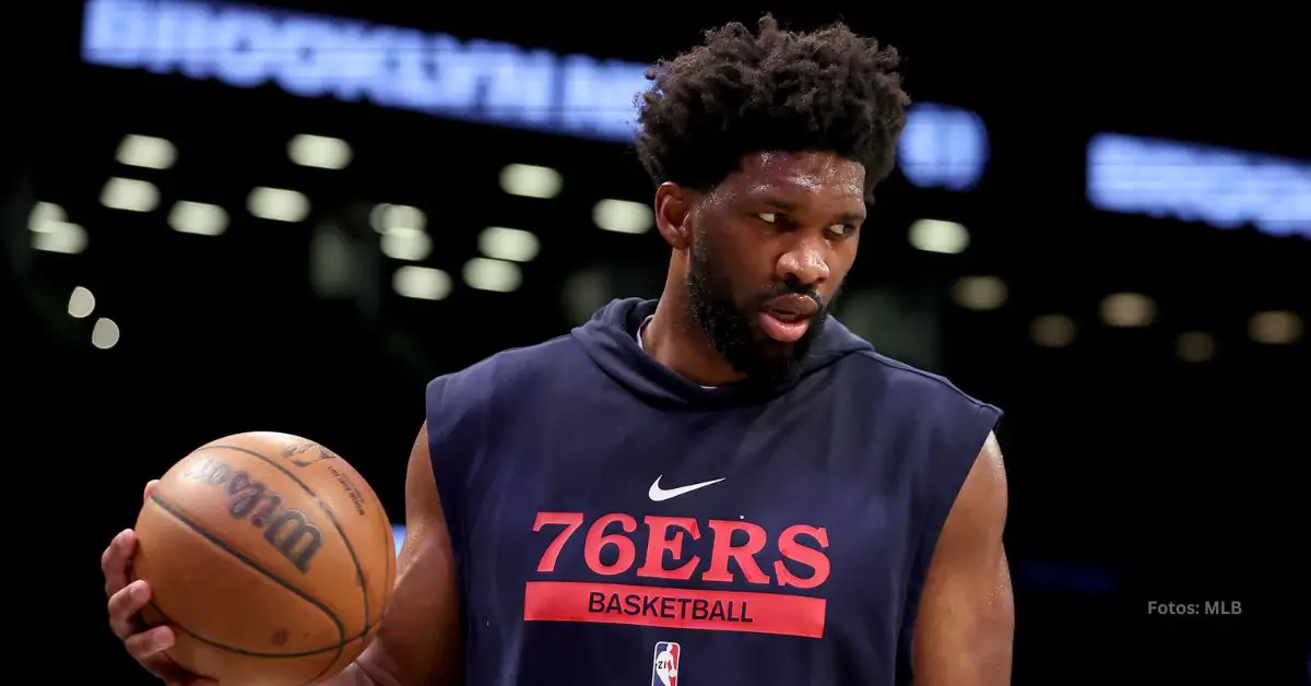 Joel Embiid en calentamiento con Philadelphia Sixers