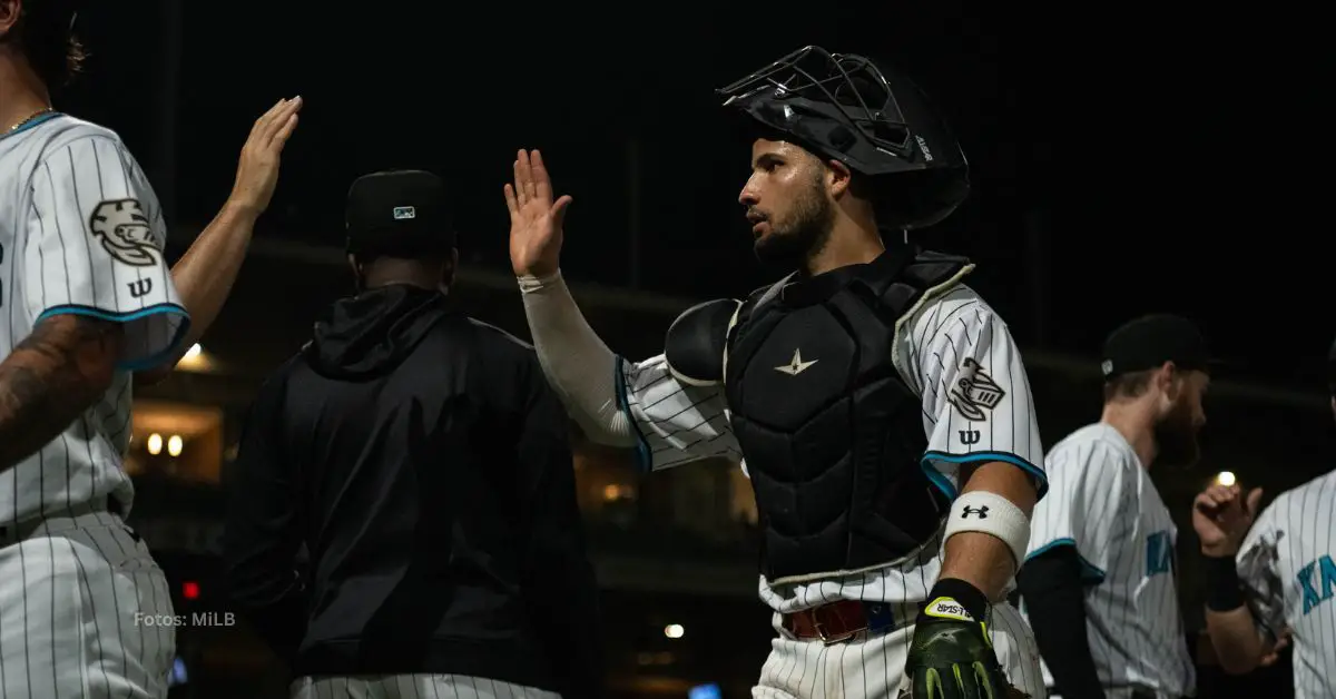 Edgar Quero celebrando la victoria de su equipo