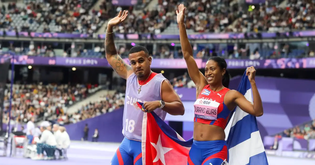 Velocista cubana Omara Durand y su guía celebran la victoria en Paris