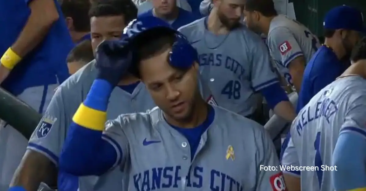 Yuli Gurriel se quita el casco tras llegar al banco de Kansas City Royals