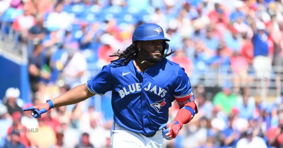 Vladimir Guerrero Jr señalando a sus compañeros tras conseguir una acción positiva con Toronto Blue Jays