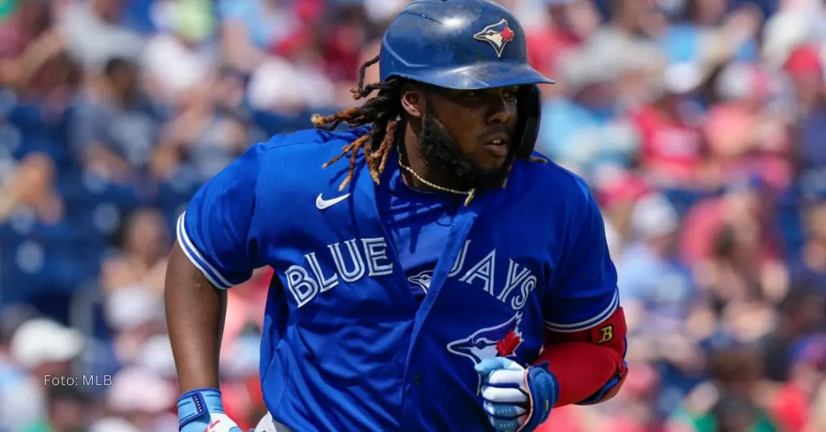 Vladimir Guerrero Jr corriendo con el uniforme de Toronto Blue Jays en MLB 2024