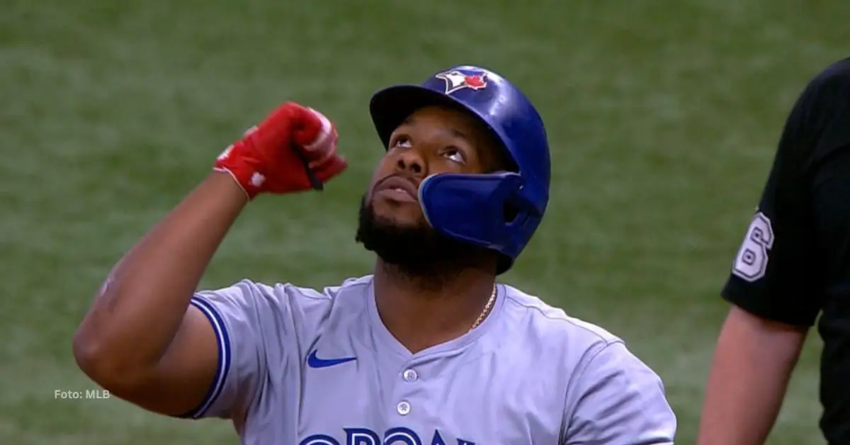 Vladimir Guerrero Jr. mirando el cielo tras conectar hit con Toronto Blue Jays