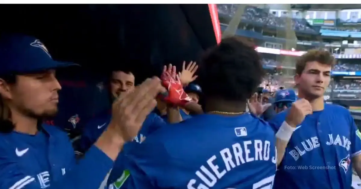 Vladimir Guerrero Jr. en dugout de Toronto Blue Jays despidiéndose de sus compañeros