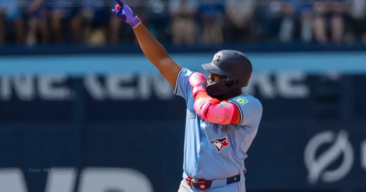 Vladimir Guerrero Jr. haciendo gestos al dugout de Toronto Blue Jays tras doble