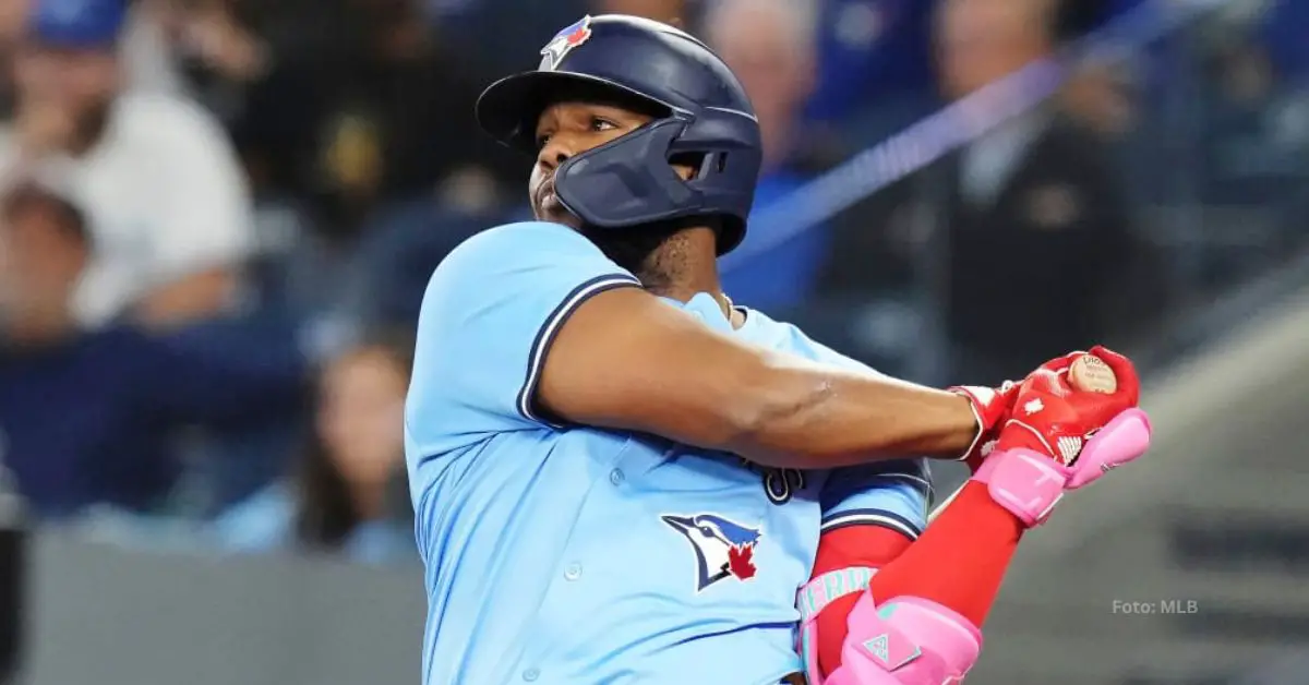 Vladimir Guerrero Jr. conectando doble con Toronto Blue Jays