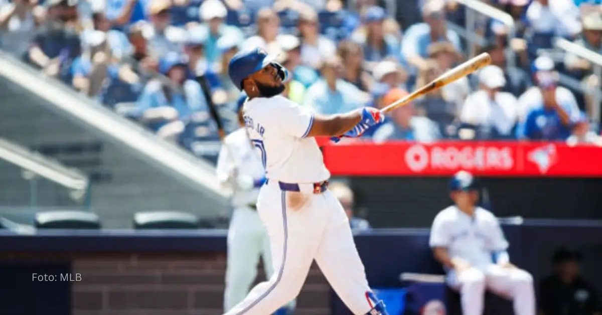 Vladimir Guerrero jr. haciendo swing de jonrón con Toronto Blue Jays en MLB