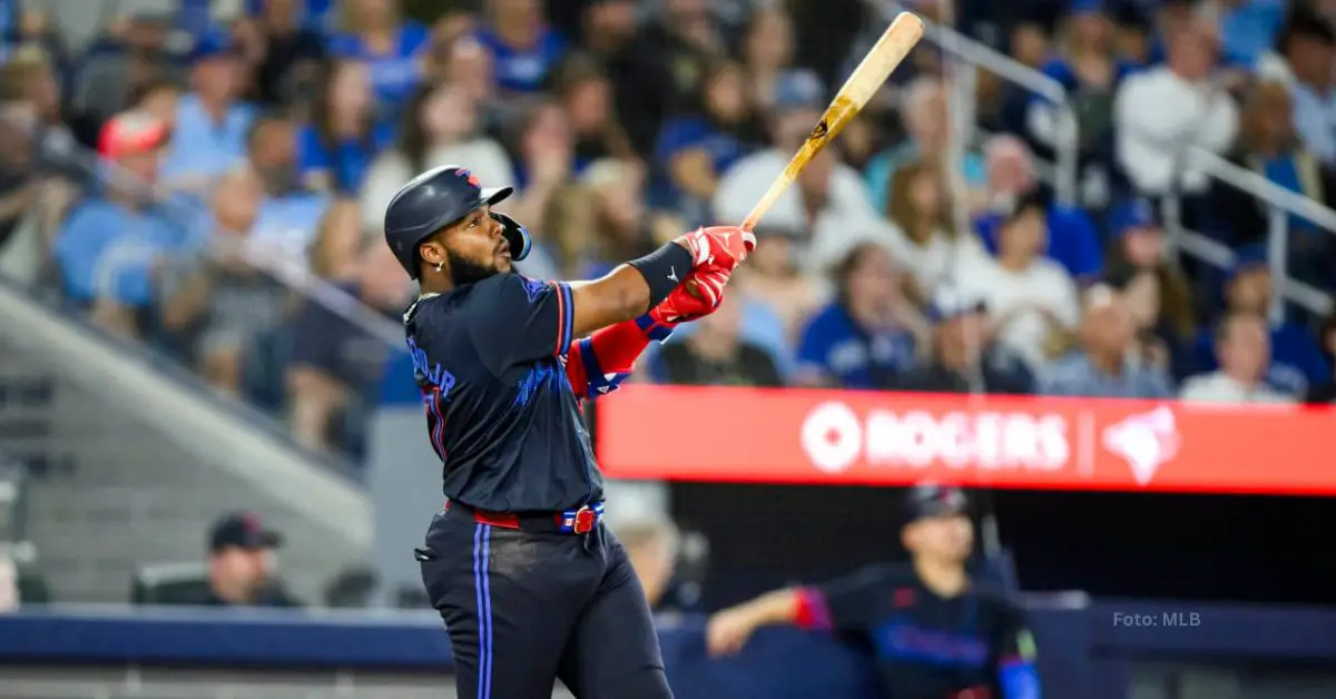 Vladimir Guerrero Jr. haciendo swing con Toronto Blue Jays