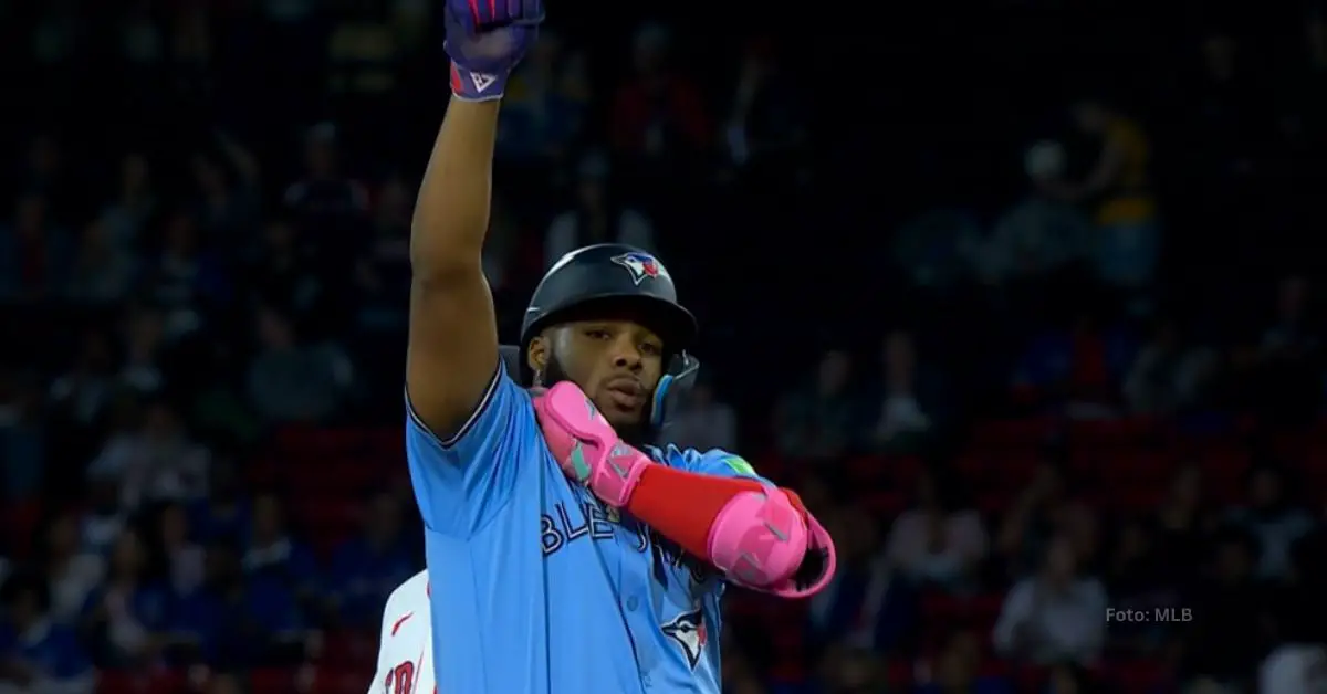 Vladimir Guerrero Jr. haciendo gestos tras conectar doble con Toronto Blue Jays