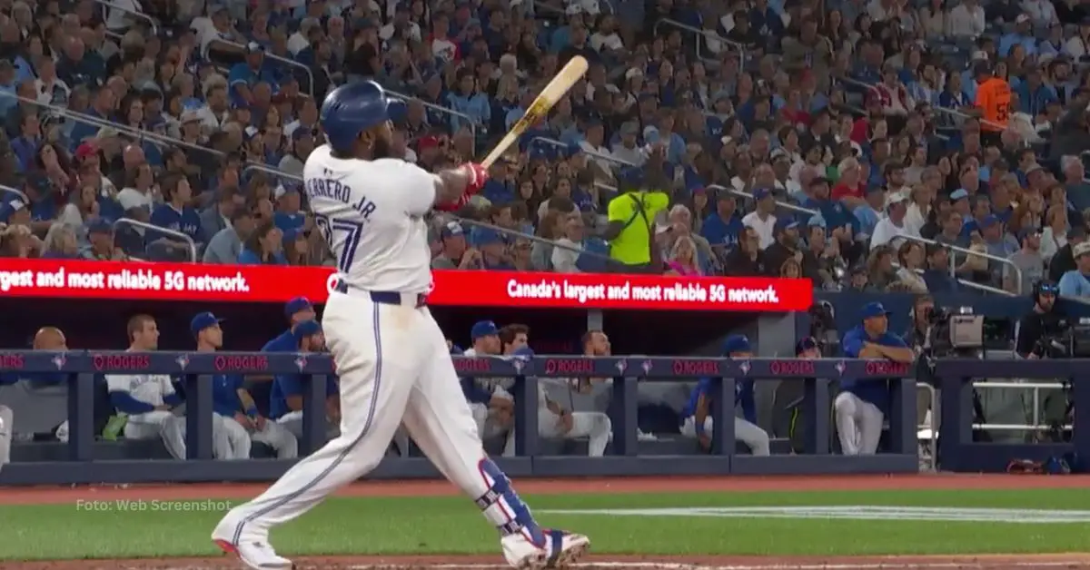 Vladimir Guerrero Jr. en el home observando un cuadrangular con Toronto Blue Jays