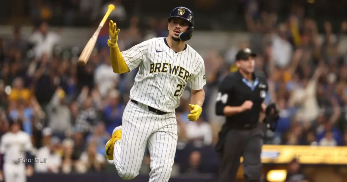 Willy Adames soltando el bate para correr las bases tras conectar su jonrón 30 en MLB con Milwaukee Brewers