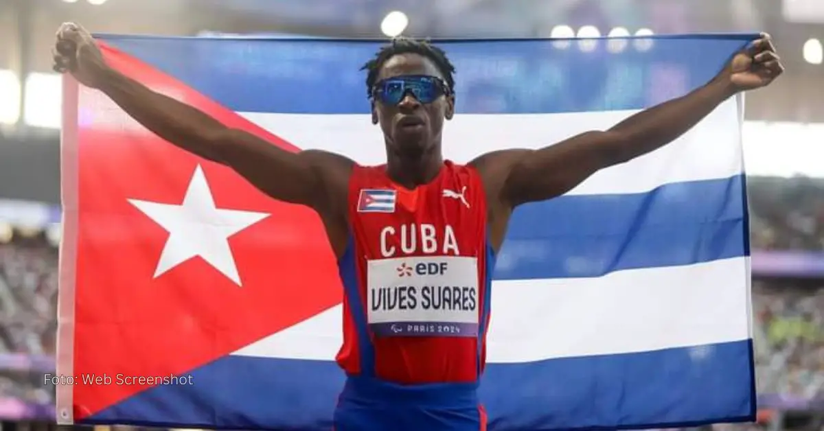 Yamel Luis Vives con la bandera de Cuba