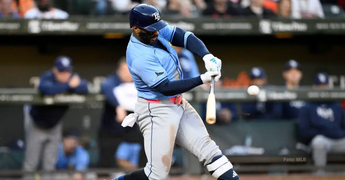 Yandy Díaz bateando con Tampa Bay Rays. Cubanos en MLB