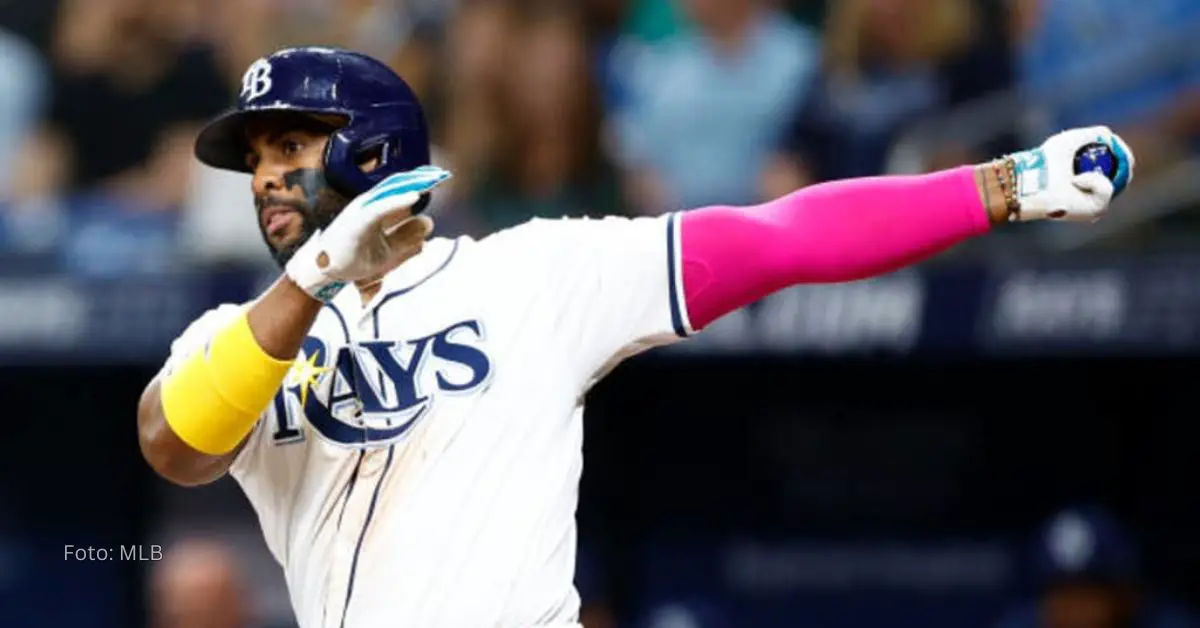 Yandy Díaz haciendo swing con el uniforme de Tampa Bay Rays en Grandes Ligas