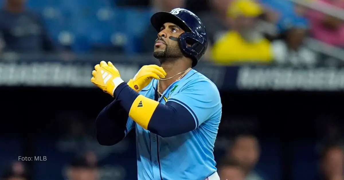 Yandy Díaz celebrando un batazo con los brazos cruzados y el uniforme de Tampa Bay Rays en MLB