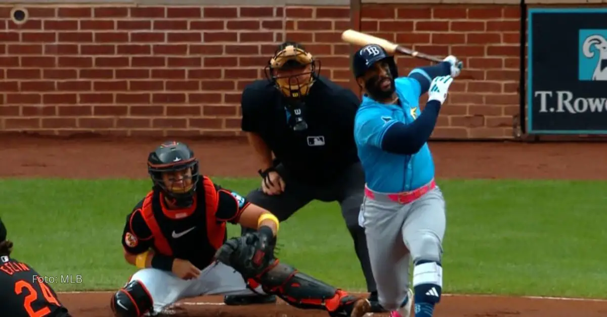 Yandy Díaz haciendo swing en el cajón de bateo con el uniforme de Tampa Bay Rays en Grandes Ligas