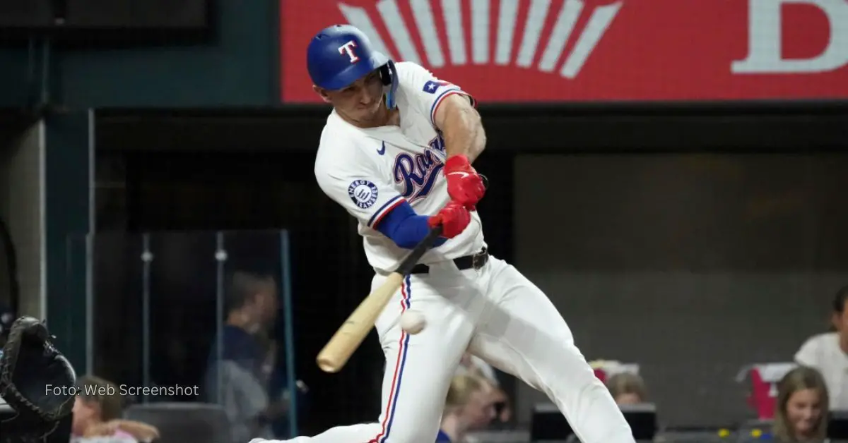 Wyatt Langford bateando con Texas Rangers.