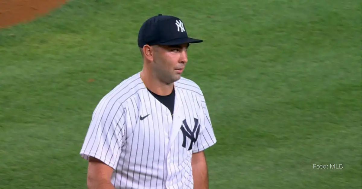 Lou Trivino lanzando con New York Yankees.