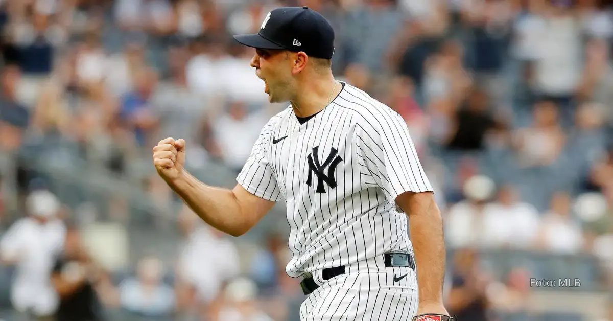 Lou Trivino lanzando con New York Yankees.