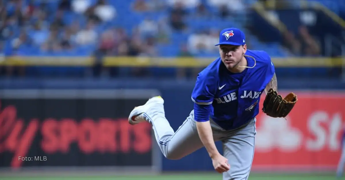 Yariel Rodríguez realizando movimientos de lanzar con Toronto Blue Jays en MLB