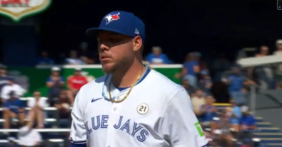 Yariel Rodríguez camino al dugout tras terminar un inning con Toronto Blue Jays