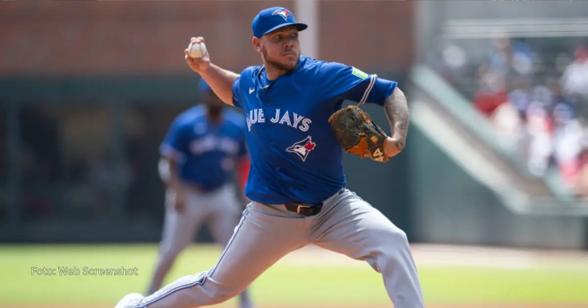 Yariel Rodríguez lanzando con Toronto Blue Jays.