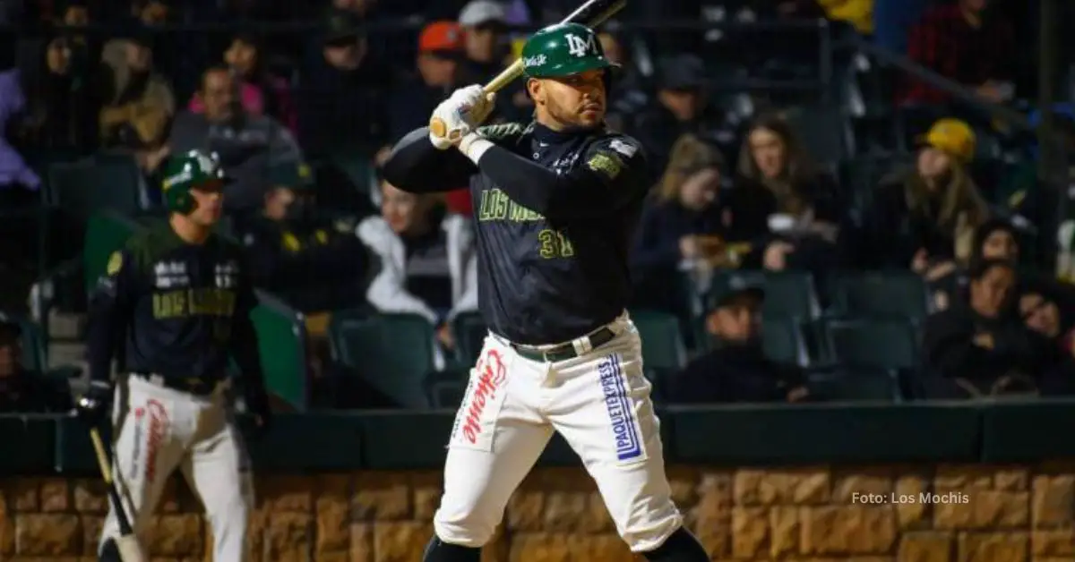 Yasmany Tomás tomando un turno con el conjunto de Los Mochis