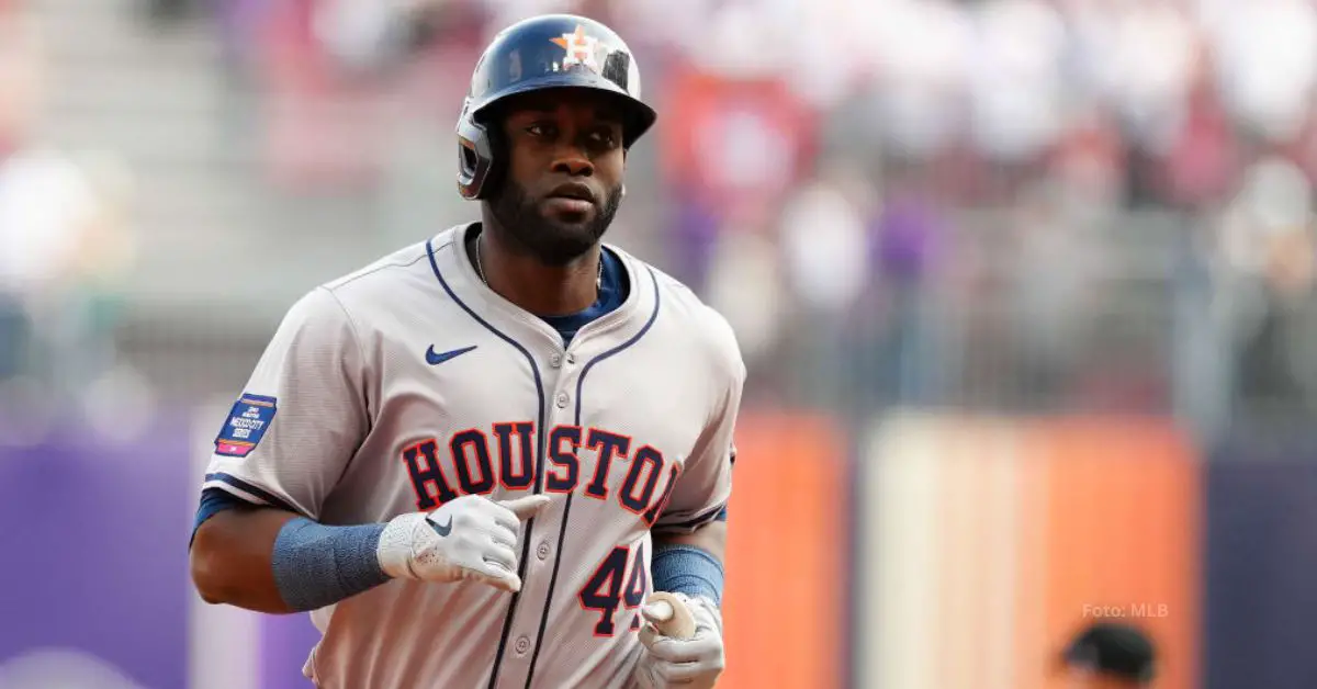 Yordan Alvarez recorriendo las almohadillas con Houston Astros