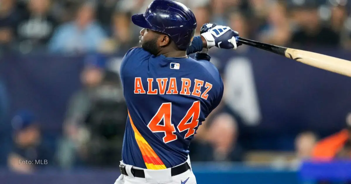 Yordan Alvarez bateando con Houston Astros en MLB 2024