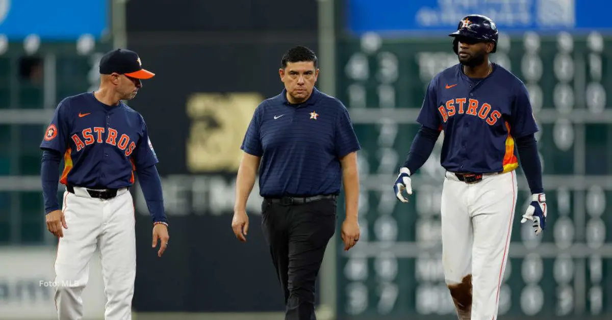 Joe Espada y el trainer de Houston Astros junto al cubano Yordan Alvarez