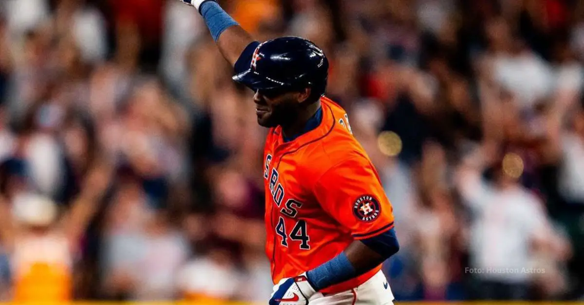 Yordan Alvarez alzando la mano tras conectar jonrón con Houston Astros