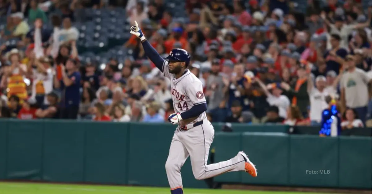 Yordan Alvarez pasando por la inicial con la mano arriba tras cuadrangular con Houston Astros