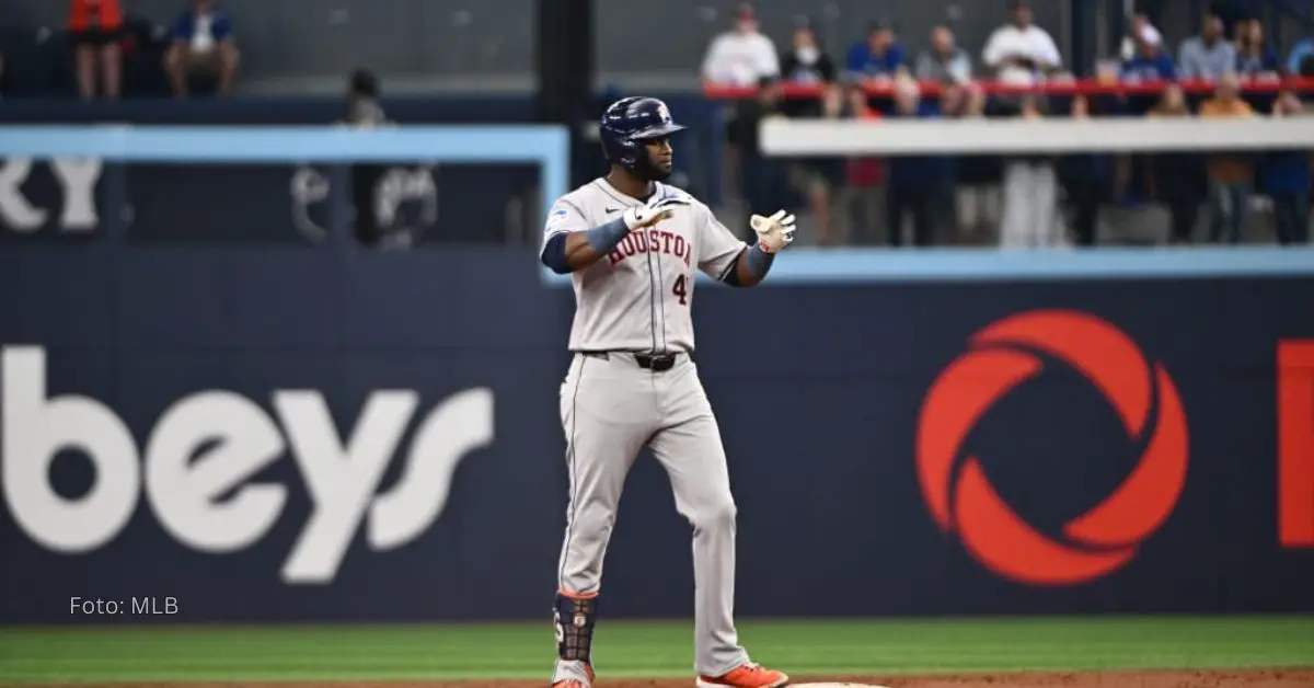 Cubano Yordan Alvarez en las almohadillas celebrando un batazo con Houston Astros en MLB