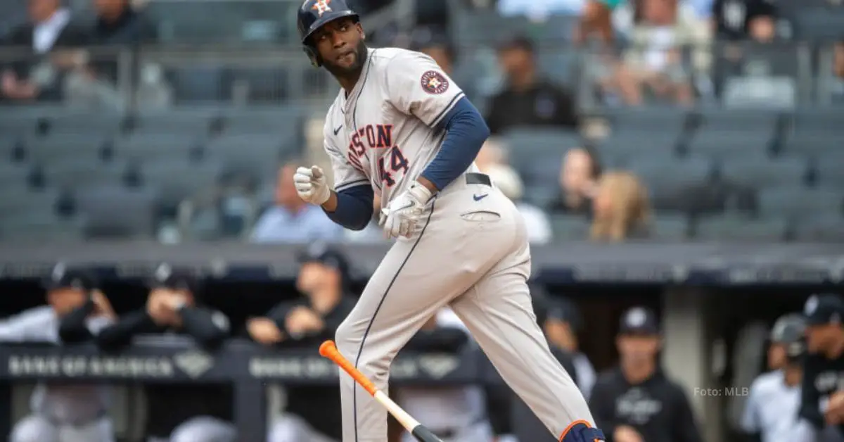 Yordan Alvarez soltando el bate y caminando hacia la inicial tras recibir un boleto