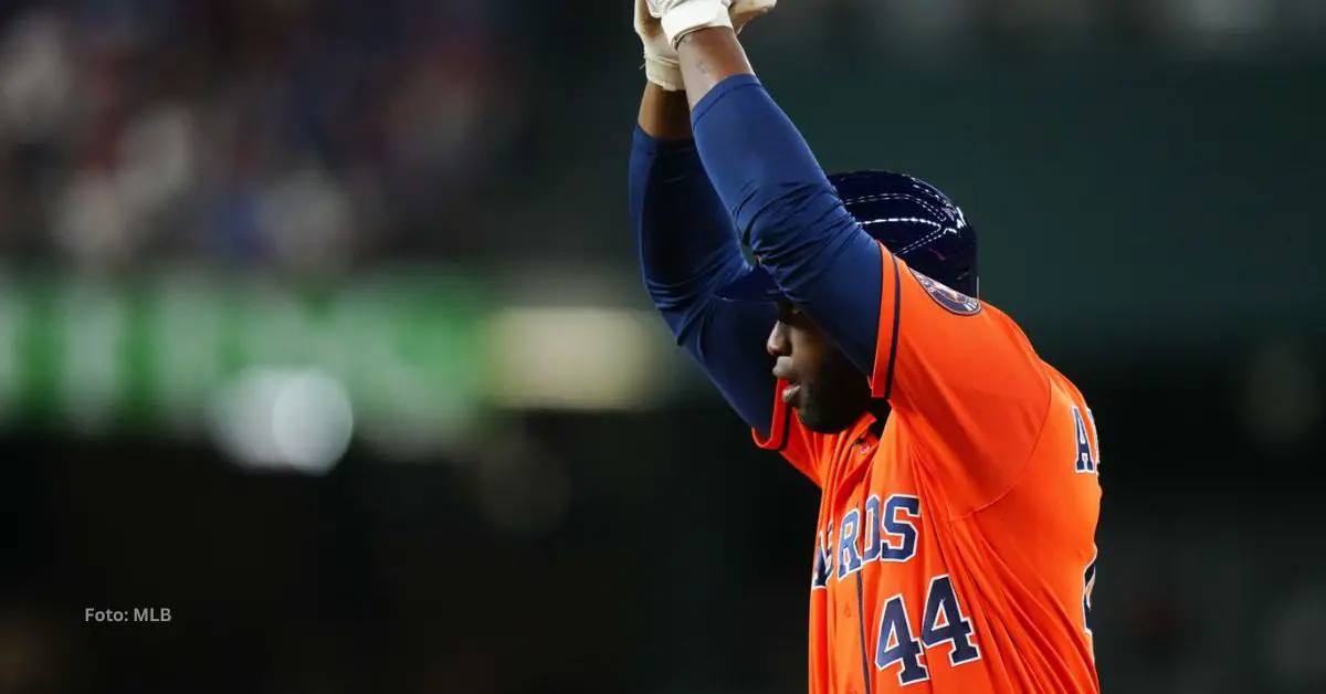 Yordan Alvarez haciendo gestos al dugout de Houston Astros tras conectar doble