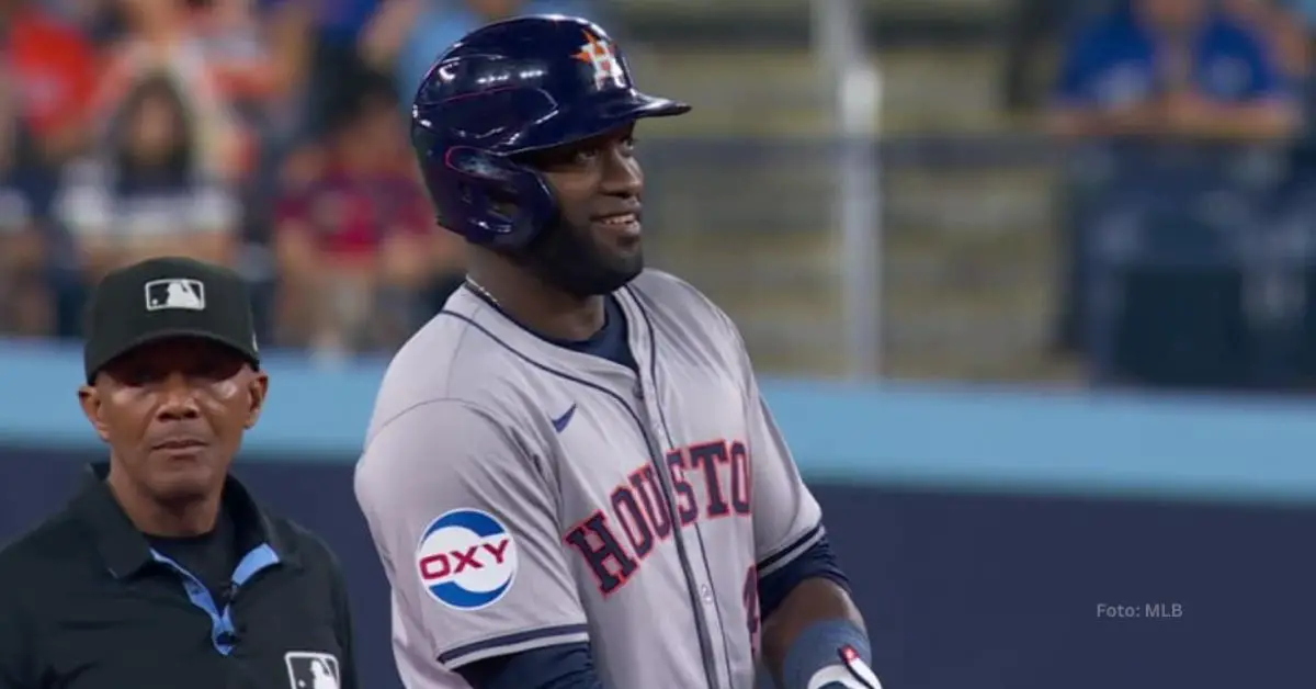 Yordan Alvarez en la intermedia tras un doble con Houston Astros