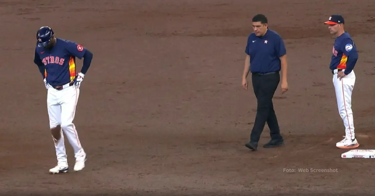 Yordan Alvarez con el trainer de Houston Astros y Joe Espada