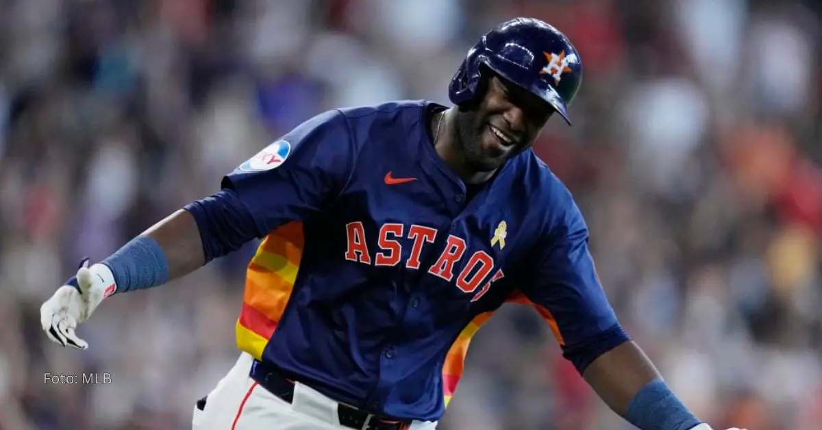 Yordan Alvarez sonriendo tras conseguir una acción positiva con Houston Astros en MLB