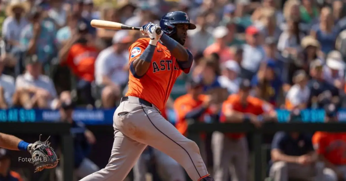 Yordan Alvarez haciendo un swing con el uniforme de Houston Astros en MLB