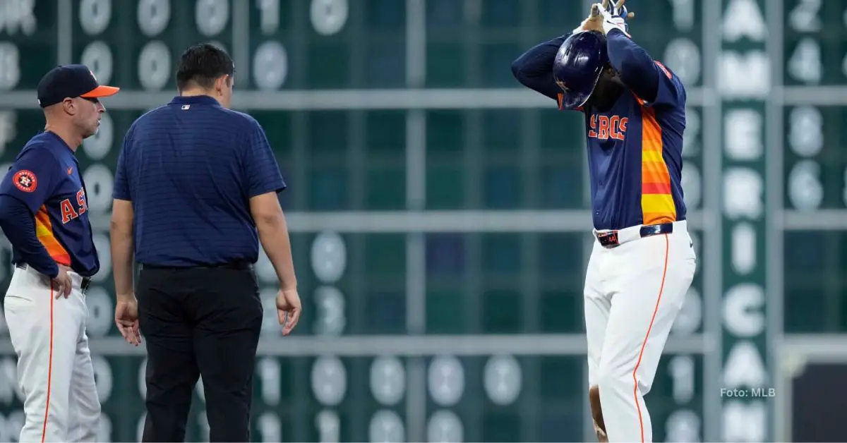 Yordan Alvarez en la segunda presentando molestias en su rodilla