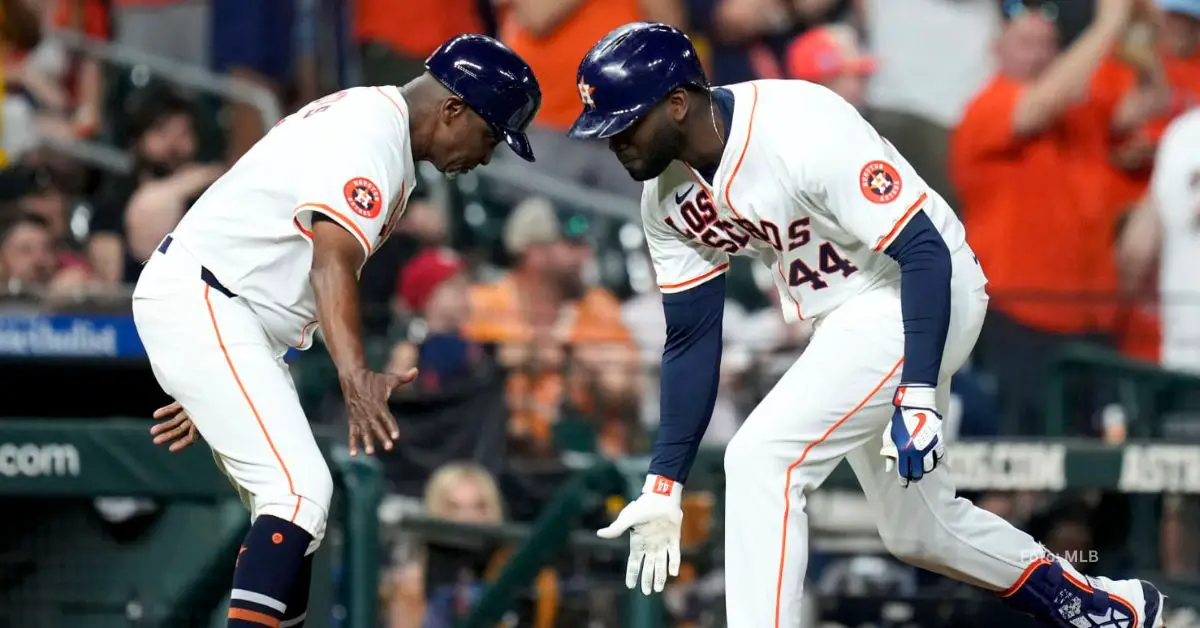 Cubano Yordan Alvarez celebrando con el coach de tercera tras conectar cuadrangular