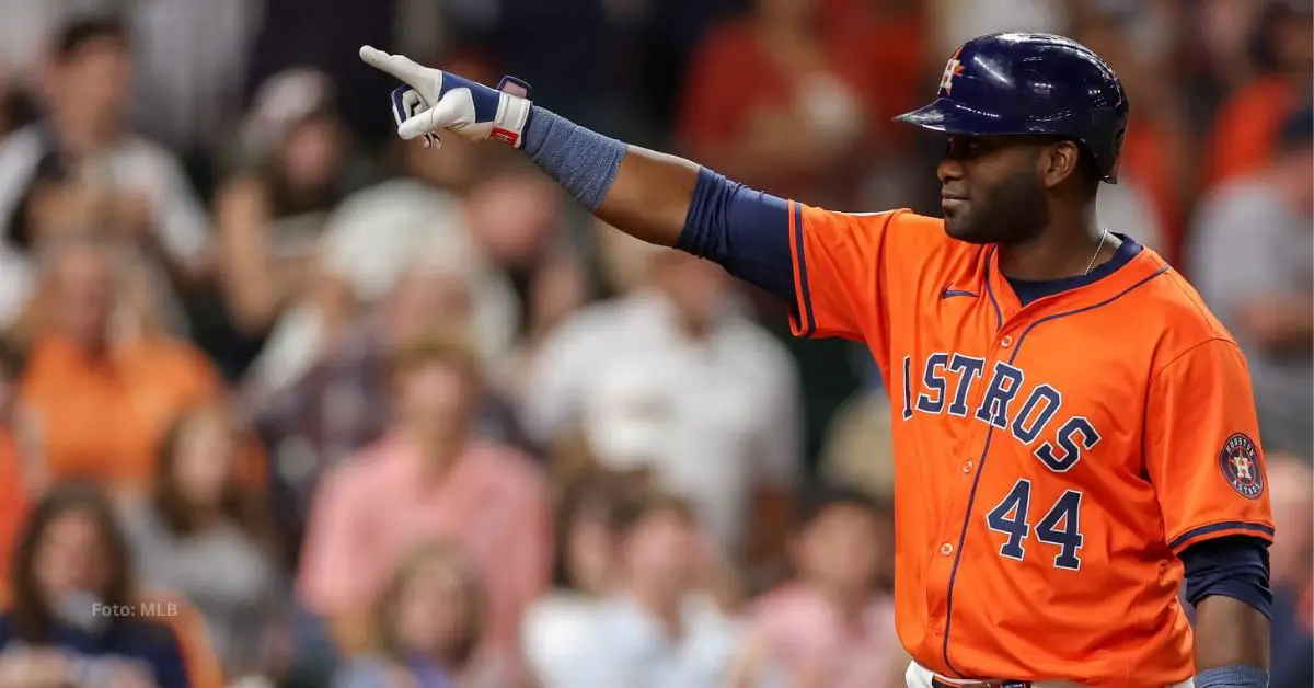 Yordan Alvarez señalando las gradas tras jonrón con Houston Astros