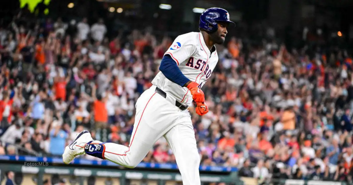 Yordan Alvarez corriendo las almohadillas con Houston Astros