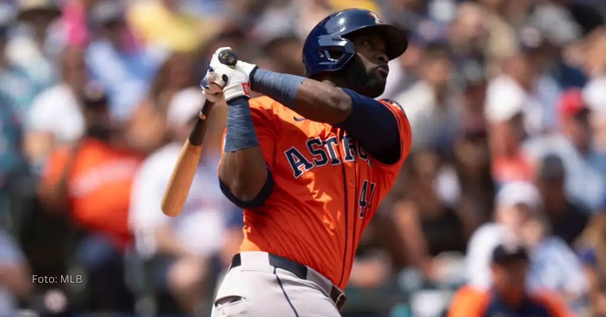 El cubano Yordan Alvarez haciendo swing de jonrón 35 con Houston Astros en MLB 2024